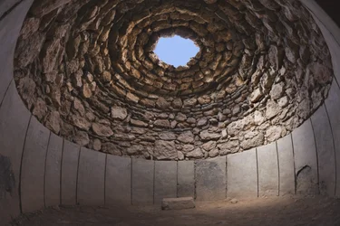 Interiér rekonstruované kruhové hrobky v oblasti Necropolis, Los Millares, poblíž Santa Fe Mondujar